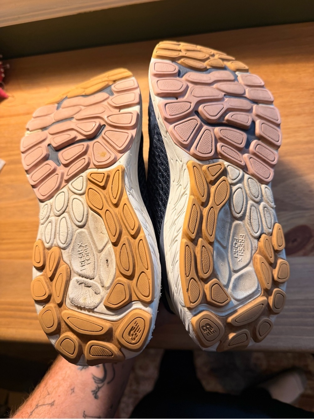 New Balance Woman’s 860 Running Shoes - Picture 3 of 4